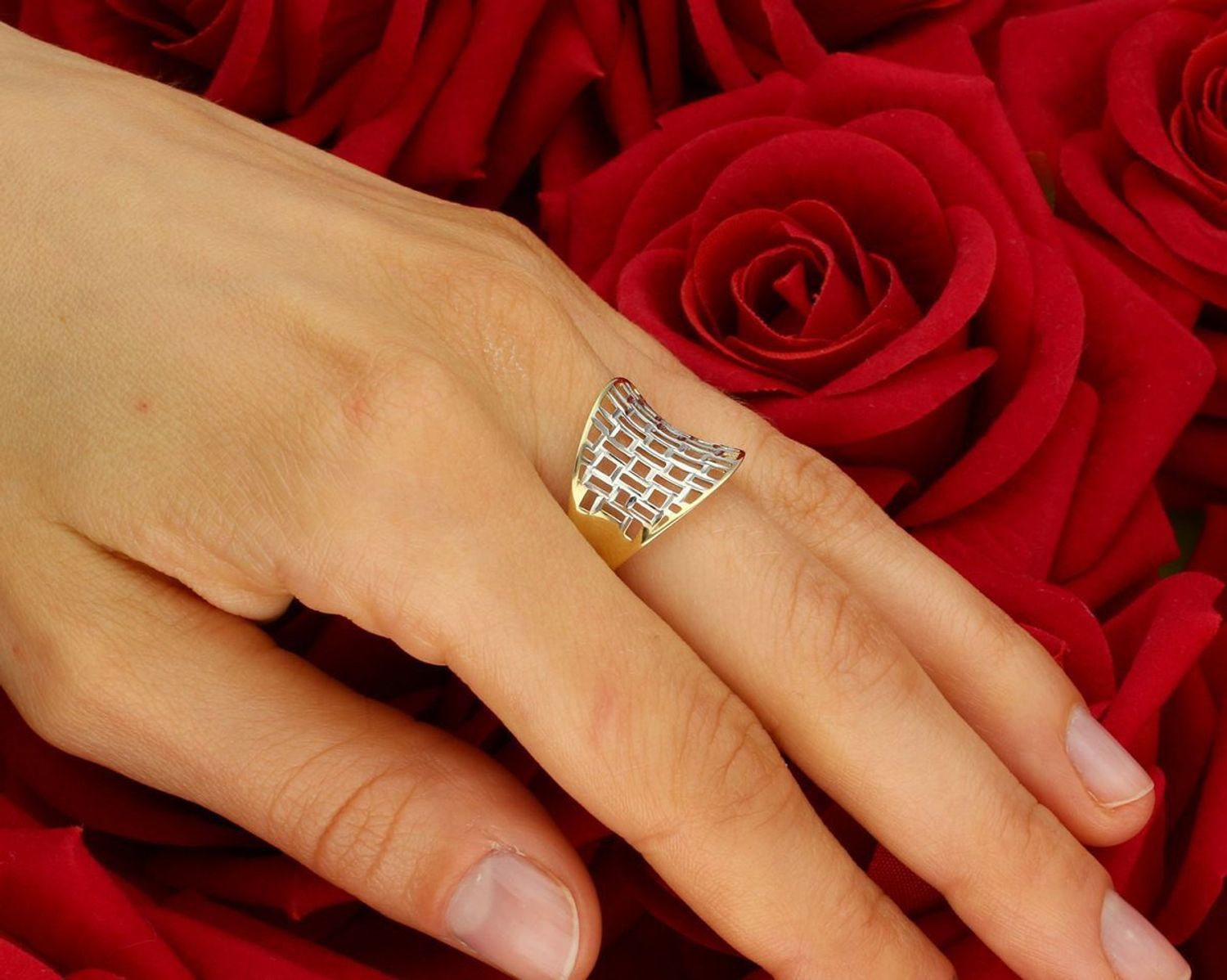 Ażurowy pierścionek damski złoty próby 585 z dodatkiem białego złota. Model P 2459, waga 1,93 g, rozmiar 14. Szerokość góry 1,5 cm, szyna dolna 3 mm. Idealny na prezent lub elegancką okazję.1.jpg